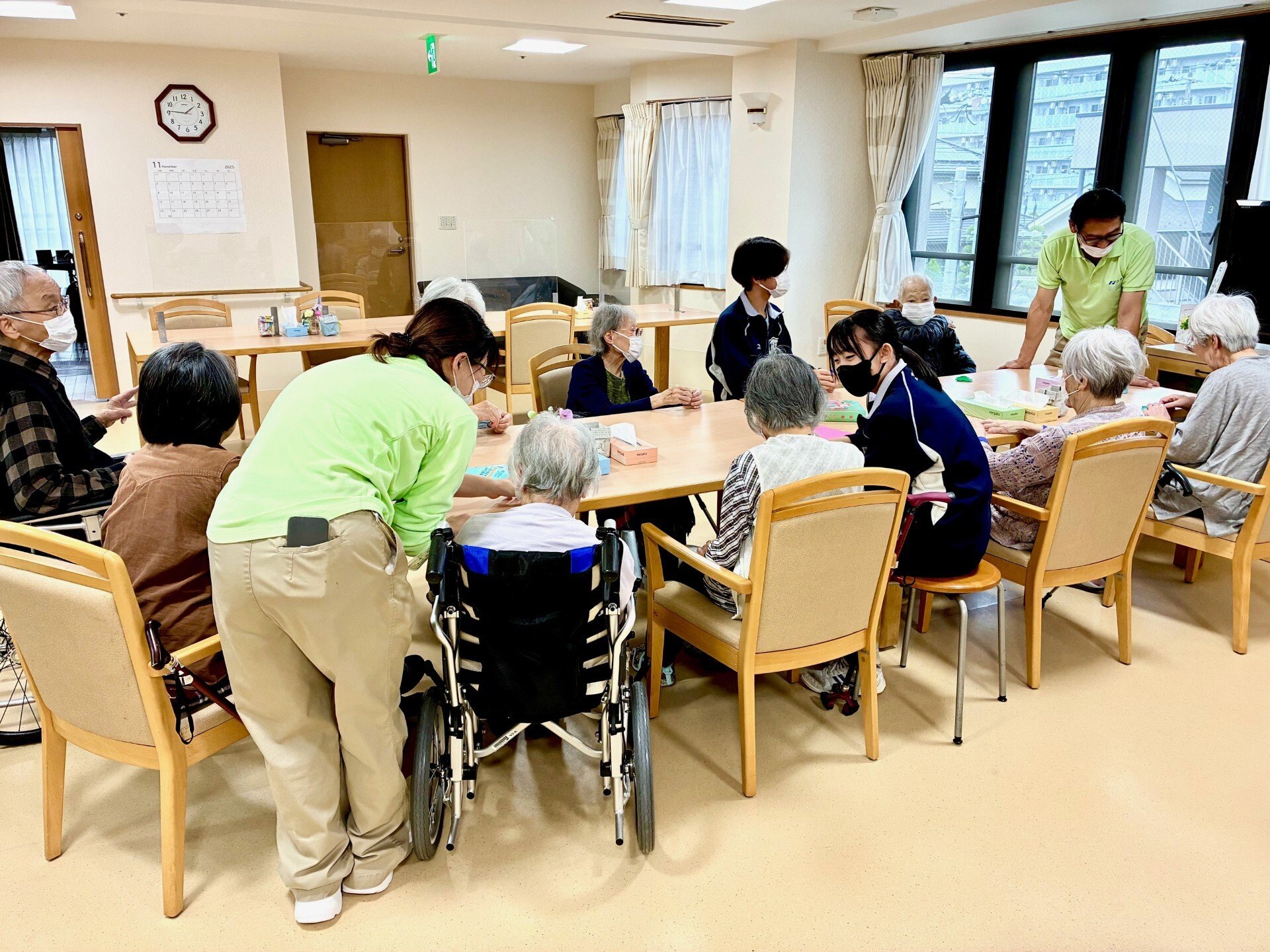福祉体験で中学生とお客様が笑顔の交流-1 ニチイホームはるひ野