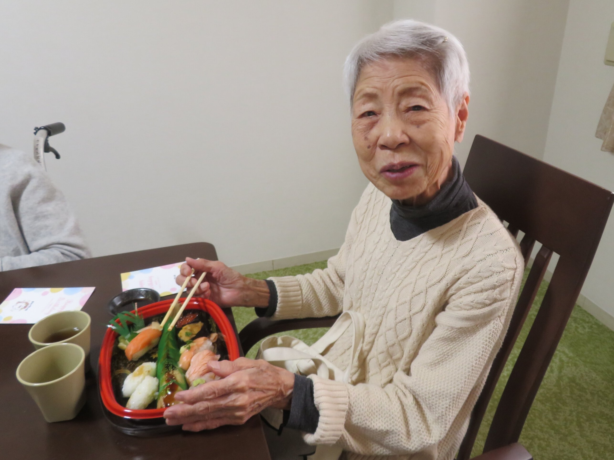 出前でお寿司-1　ニチイホーム三鷹Ⅱ番館